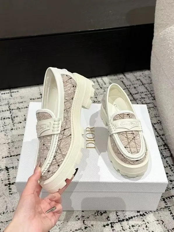 👟👟Ex-factory price 680👟👟 Dior 25/spring and summer new ultra-light loafers, new large soles and thick soles, the layout strives to create fashionable classic items, new products created at the first major show of Paris Fashion Week, the inspiration is cleverly combined with the perfect shoe shape by the D chief designer. Matched with brand buckles, it is more fashionable! Original version, perfect and exquisite workmanship!  ✔️Upper: imported open-edge beaded cowhide ✔️Inner lining: water-dyed cowhide ✔️Sole: IP foam outsole ✔️Size: #35-41 (40 41 customized items are not returnable)